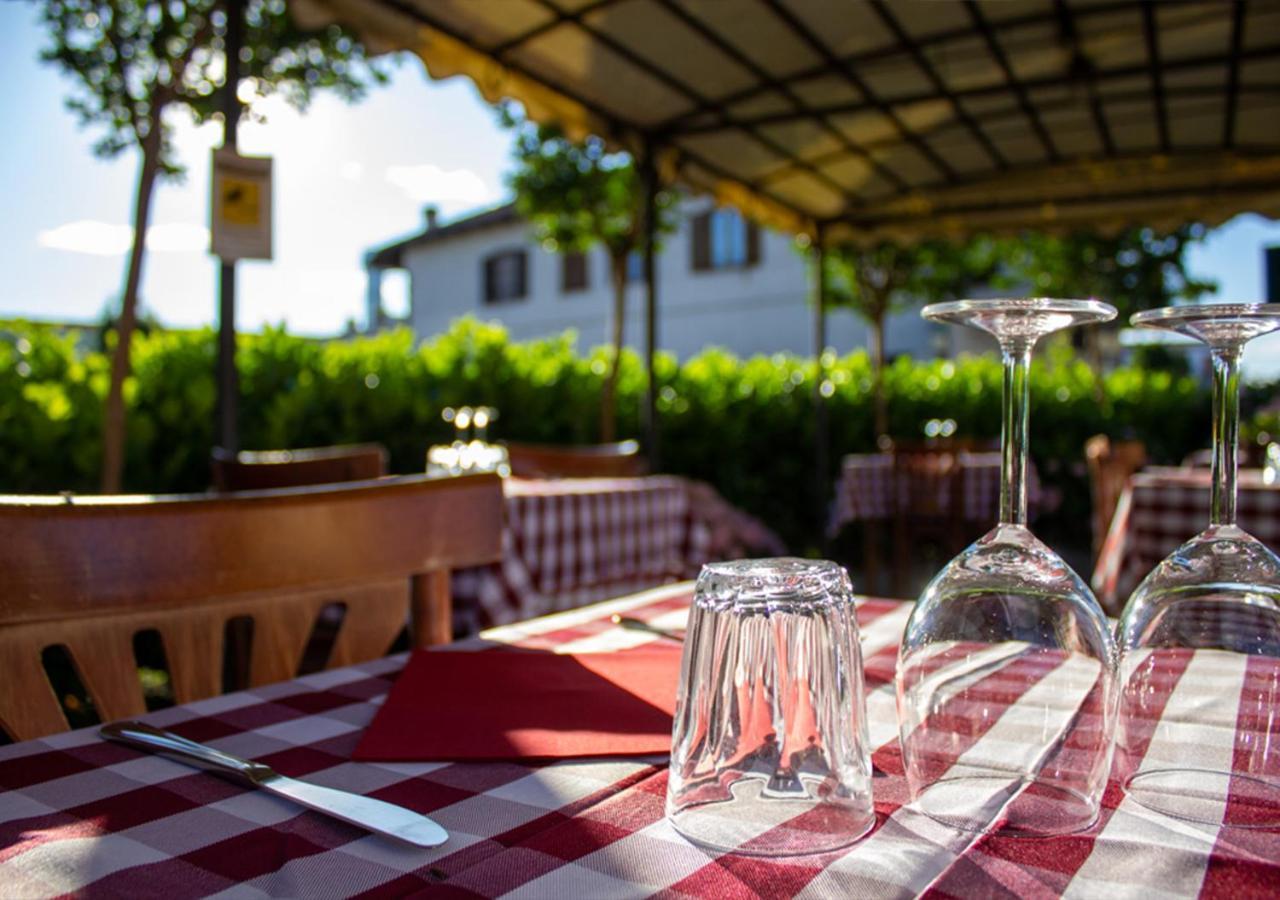 Trattoria Due Citroni Hotel Casalgrasso Buitenkant foto